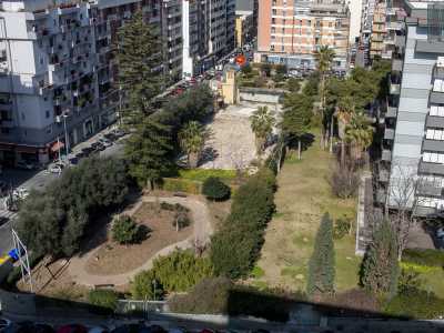 ...si entra in una via caratterizzata da palazzi costruiti a partire dagli anni 70 e che negli ultimi anni ha visto la nascita di sale giochi, bar, alti edifici e persino di un parchetto